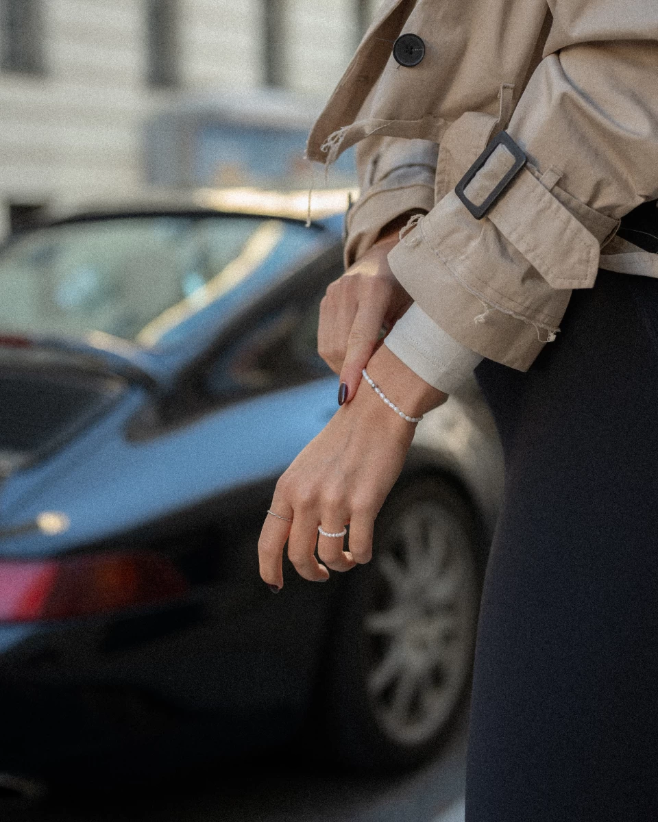 Náramok z bielych riečnych perál a strieborných 925 prvkov