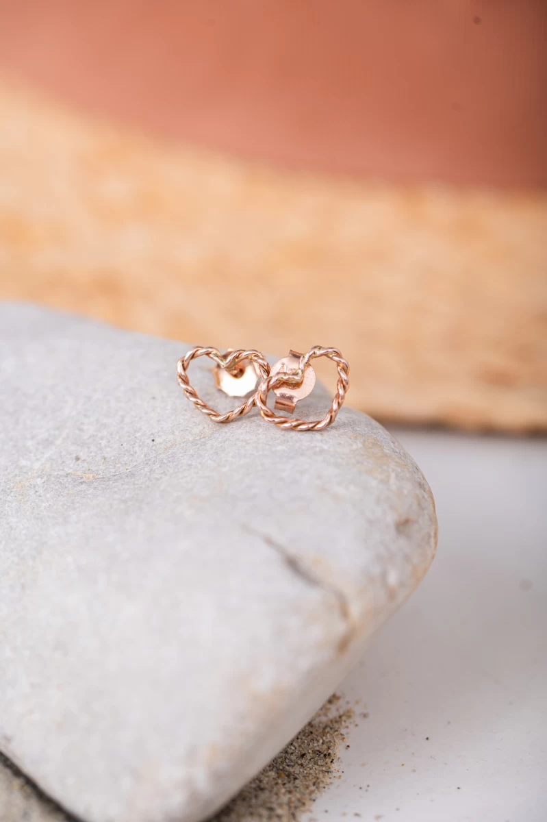 Krásne strieborné náušnice v tvare srdca