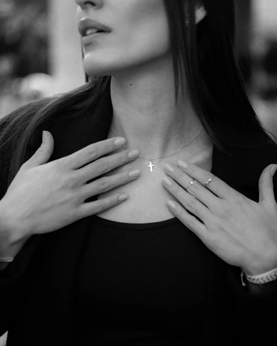 Strieborný náhrdelník s malým visiacim krížikom