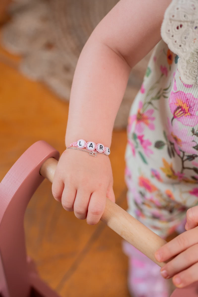 Náramok s písmenami pre dievčatko s lístočkom z 925 striebra na šnúrke