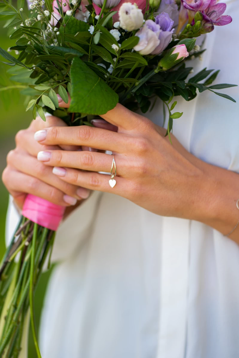 Prsteň z ružového 14K zlata s visiacim srdcom