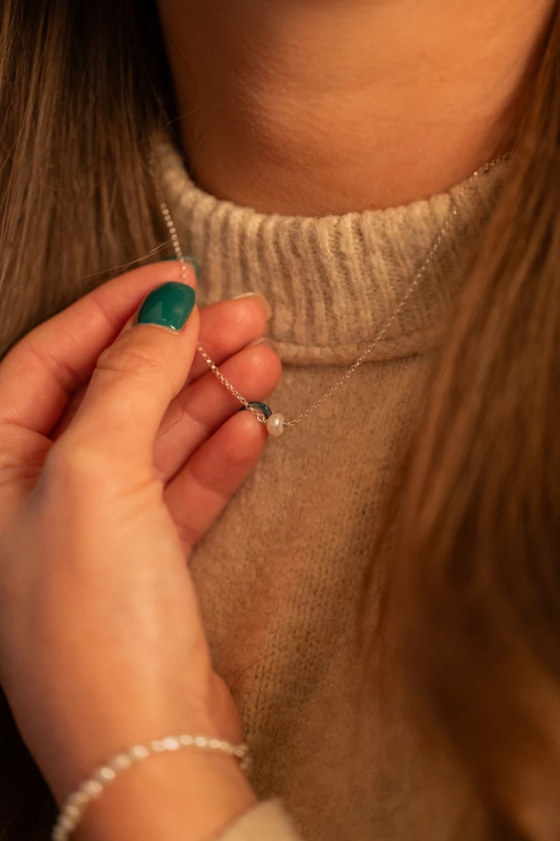 Náhrdelník na niti s riečnou perlou a striebornou 925 korálkou