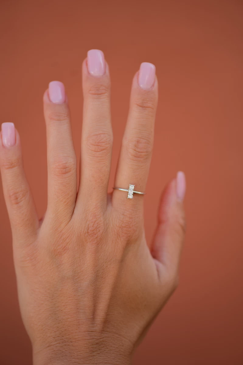 Strieborný prsteň s vertikálnymi 3 zirkónmi