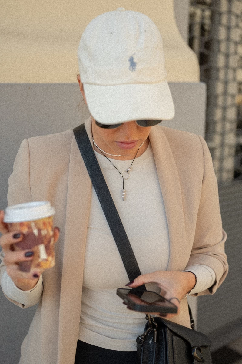 Náhrdelník so slučkou a bielou riečnou perlou na šnúrke, 925 striebro