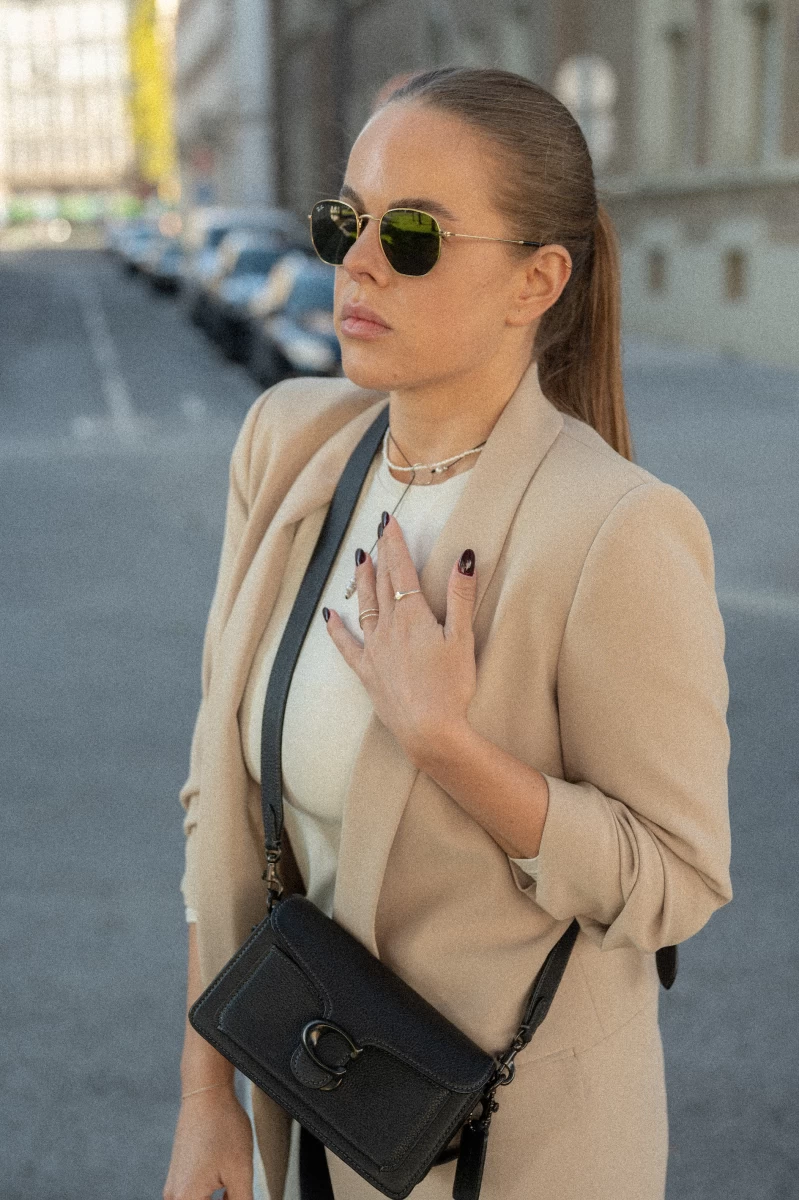 Náhrdelník so slučkou a bielou riečnou perlou na šnúrke, 925 striebro