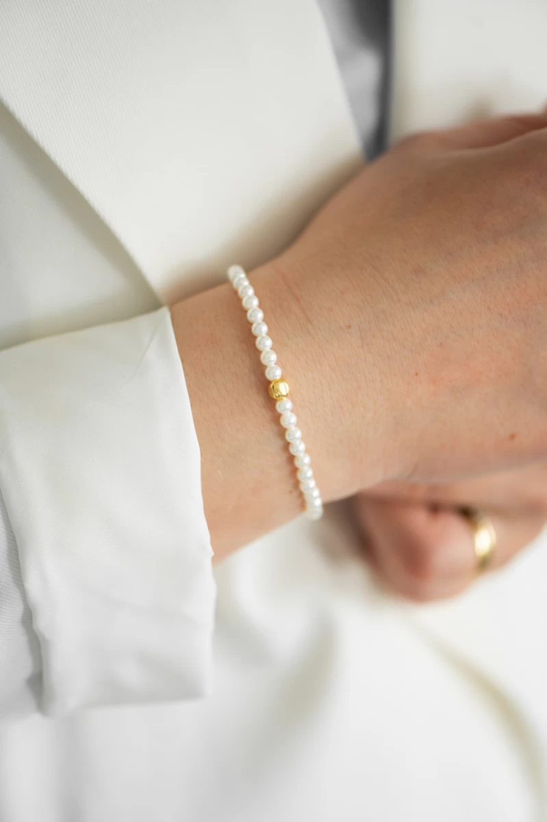 Náramok so sladkovodnými perlami a pozláteným magnetickým zámkom zo striebra 925
