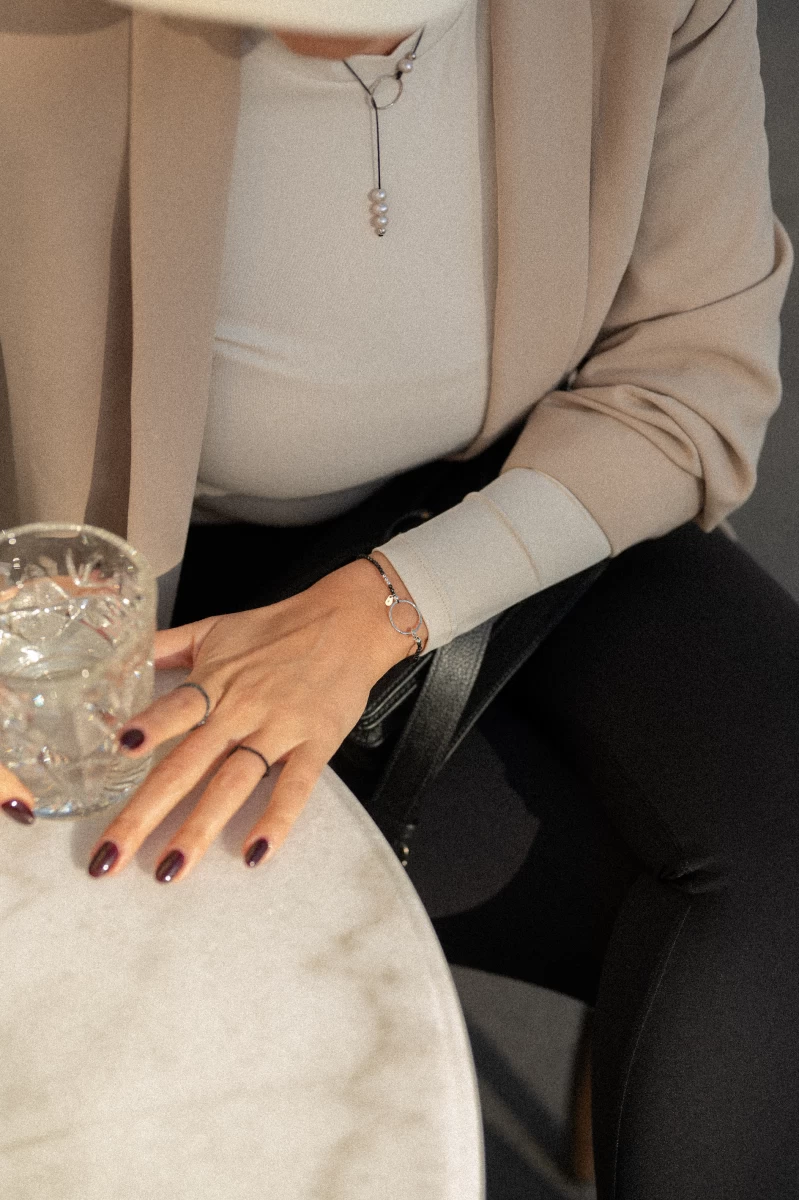 Náhrdelník so slučkou a bielou riečnou perlou na šnúrke, 925 striebro