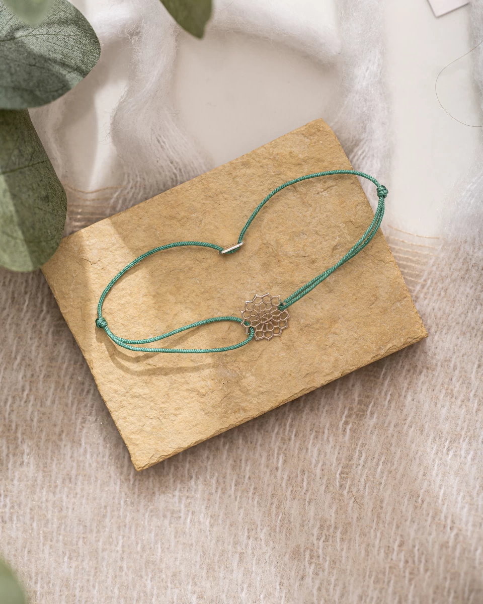 Náramok s mandalou a korálikmi zo striebra