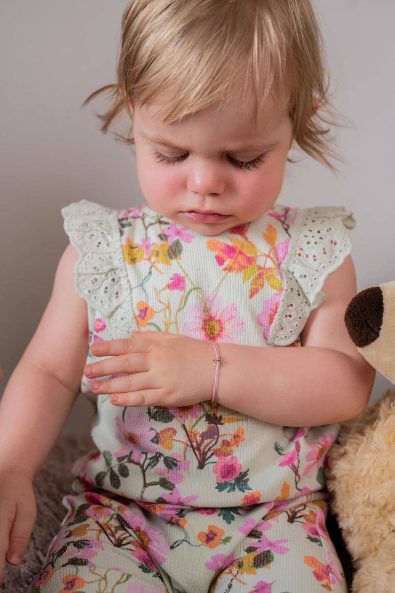 Detský náramok s obrysom anjela so svätožiarou z 925 striebra na šnúrke