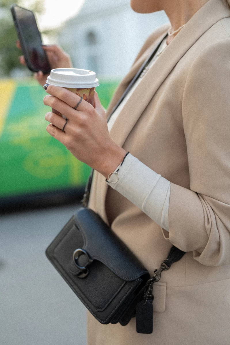 Ručne vyrobený náramok s korundovým drahokamom a striebornými korálkami a okrúhlym príveskom