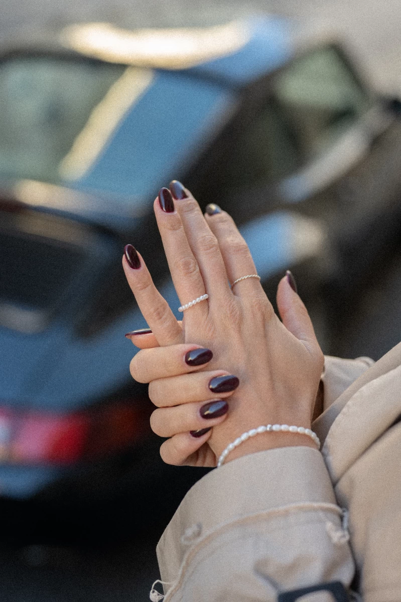 Náramok z bielych riečnych perál a strieborných 925 prvkov