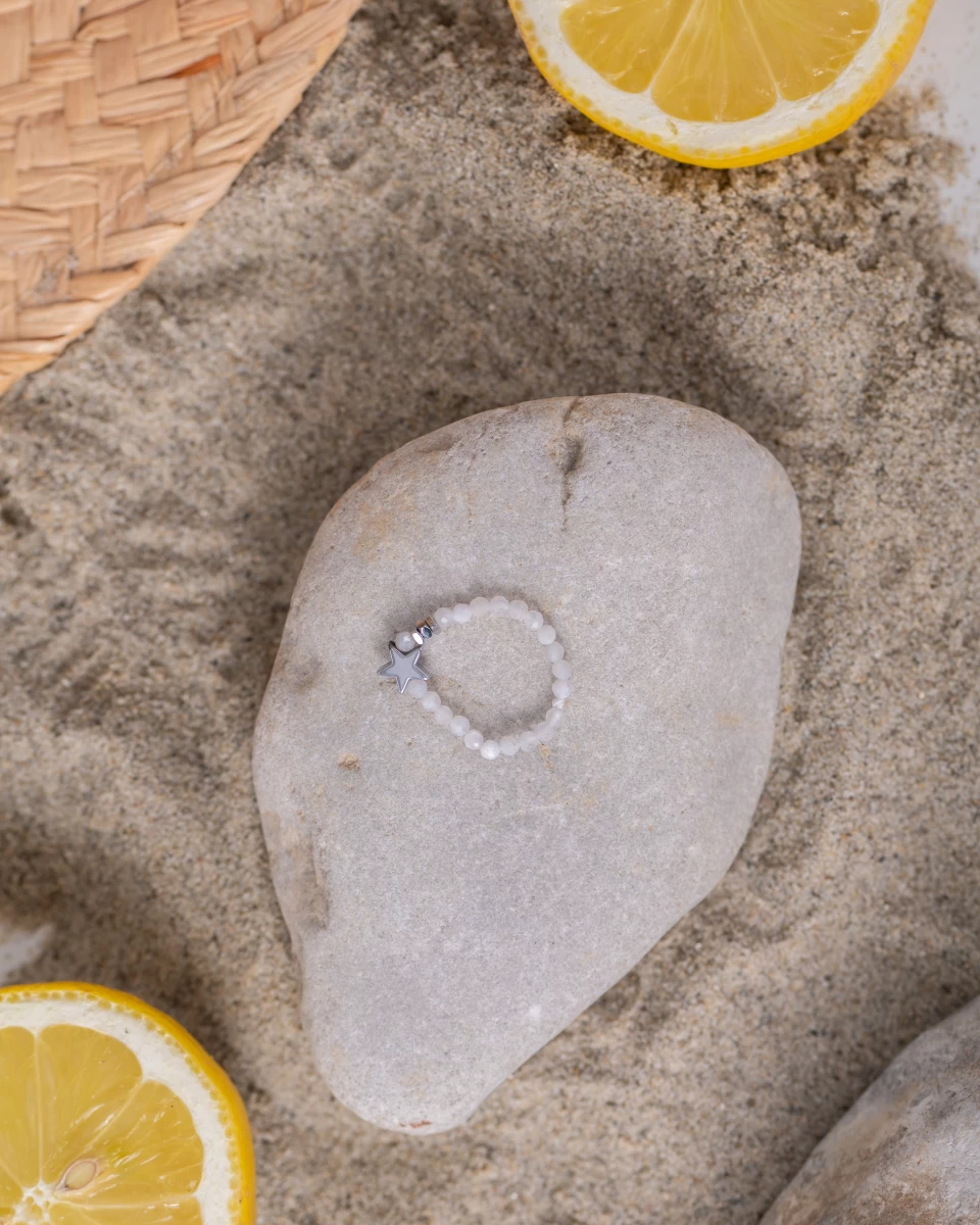 Prsteň s mesačným kameňom a hematitom v tvare hviezdy pre jedinečný štýl