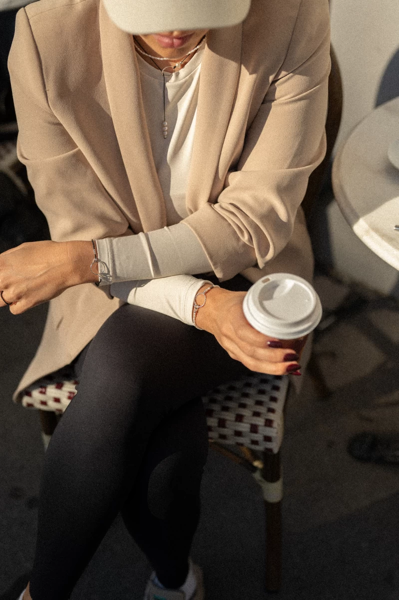 Náramok so strieborným 925 kruhom a bielymi sladkovodnými perlami