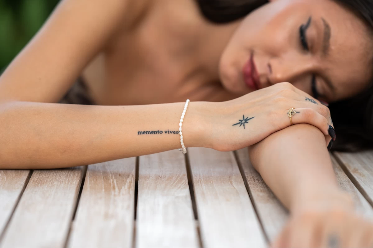 Strieborný náramok s malými bielymi perlami