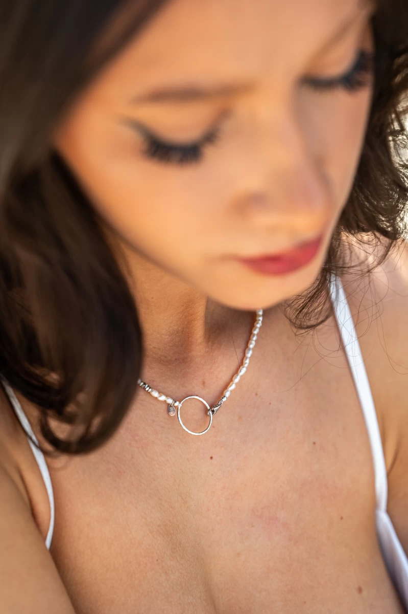 Náhrdelník s bielymi sladkovodnými perlami a kruhovým strieborným 925 príveskom