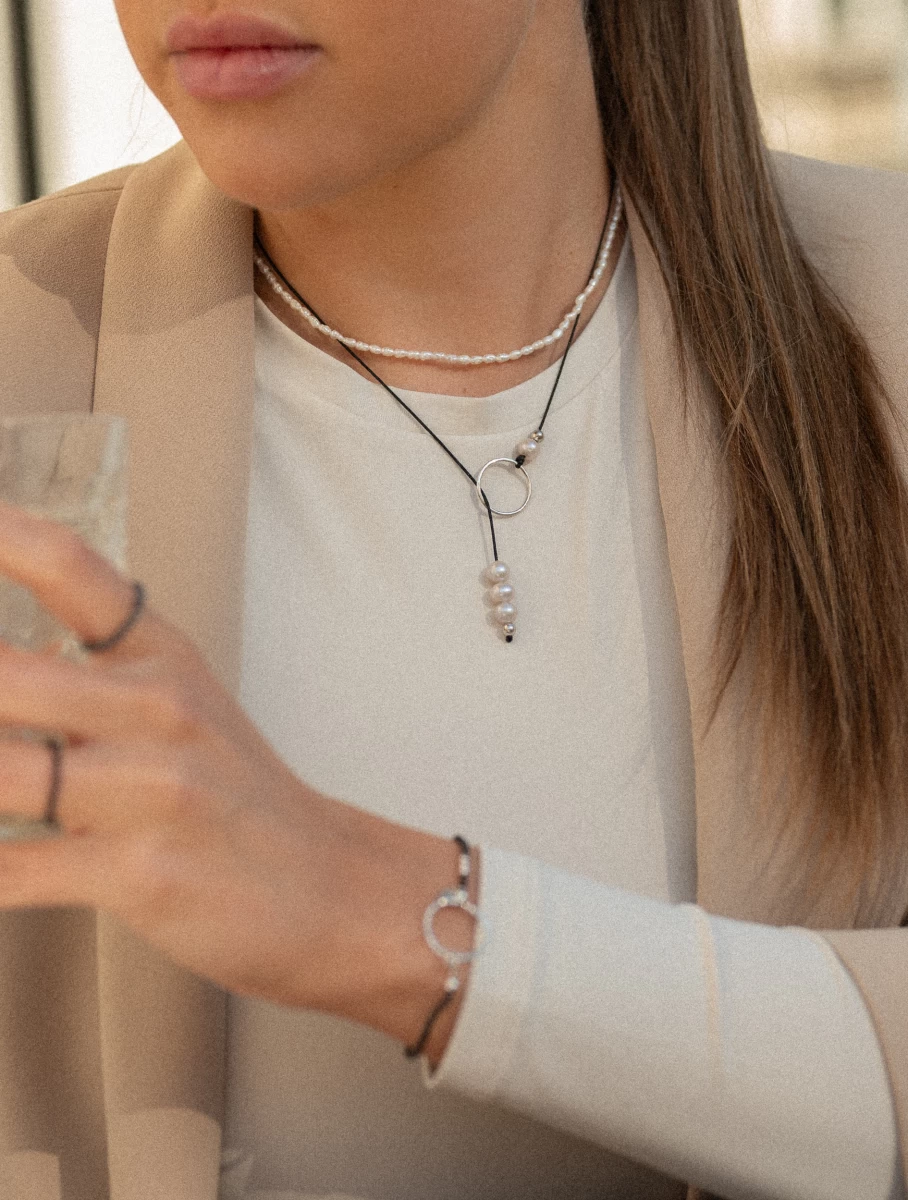 Náhrdelník so slučkou a bielou riečnou perlou na šnúrke, 925 striebro