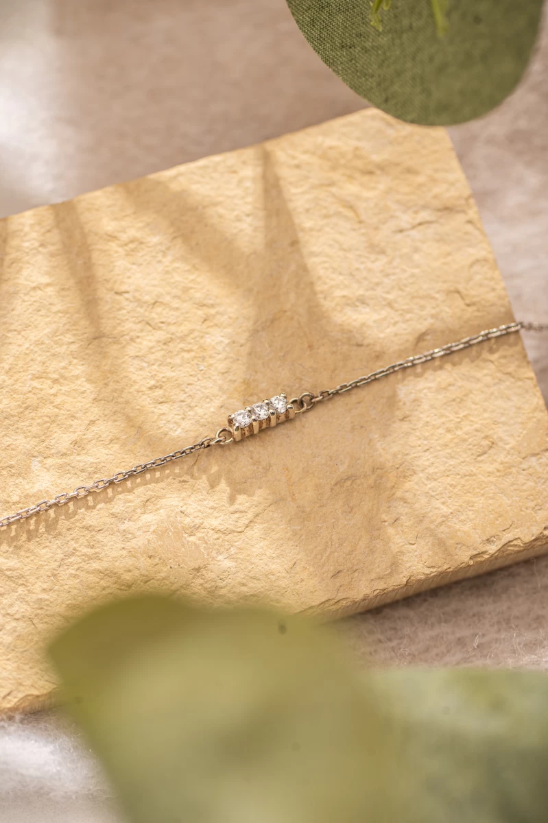 Strieborný náramok s tromi zirkónmi