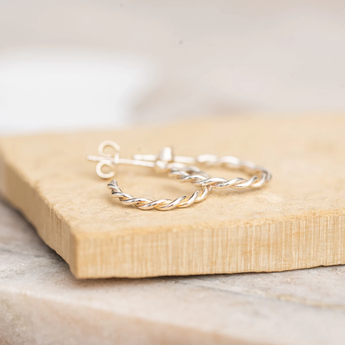 Výrazné kruhové strieborné náušnice