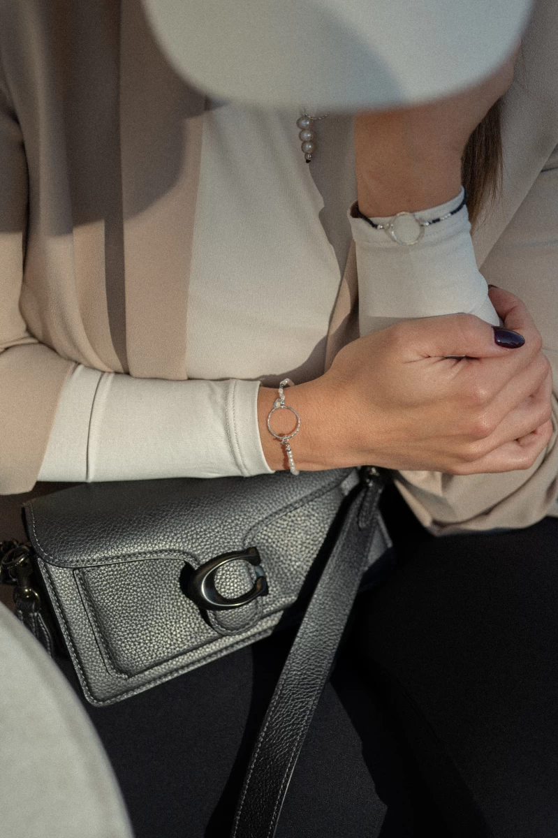 Náramok so strieborným 925 kruhom a bielymi sladkovodnými perlami