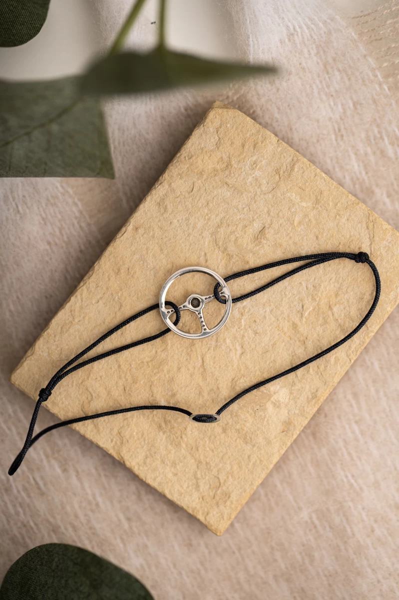 Strieborný náramok s čiernou šnúrkou a motívom kolesa pre mužov
