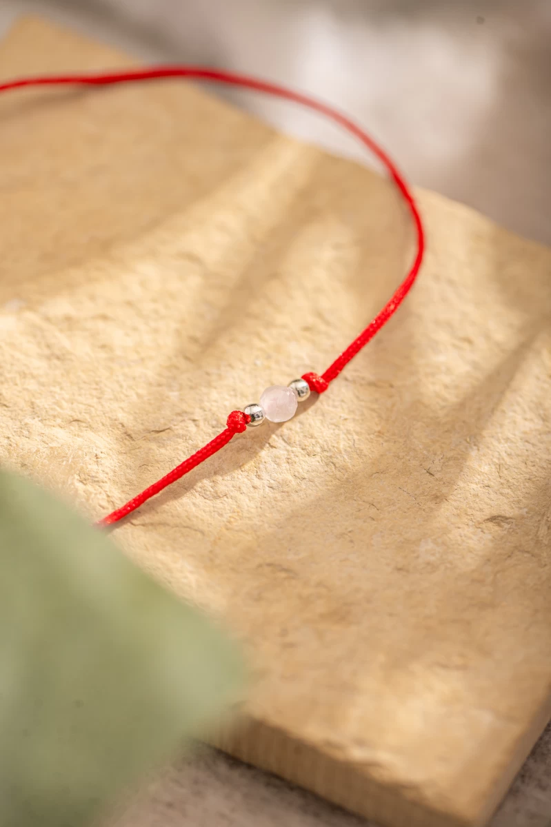 Červený ochranný detský náramok zo striebra 925 na nitke