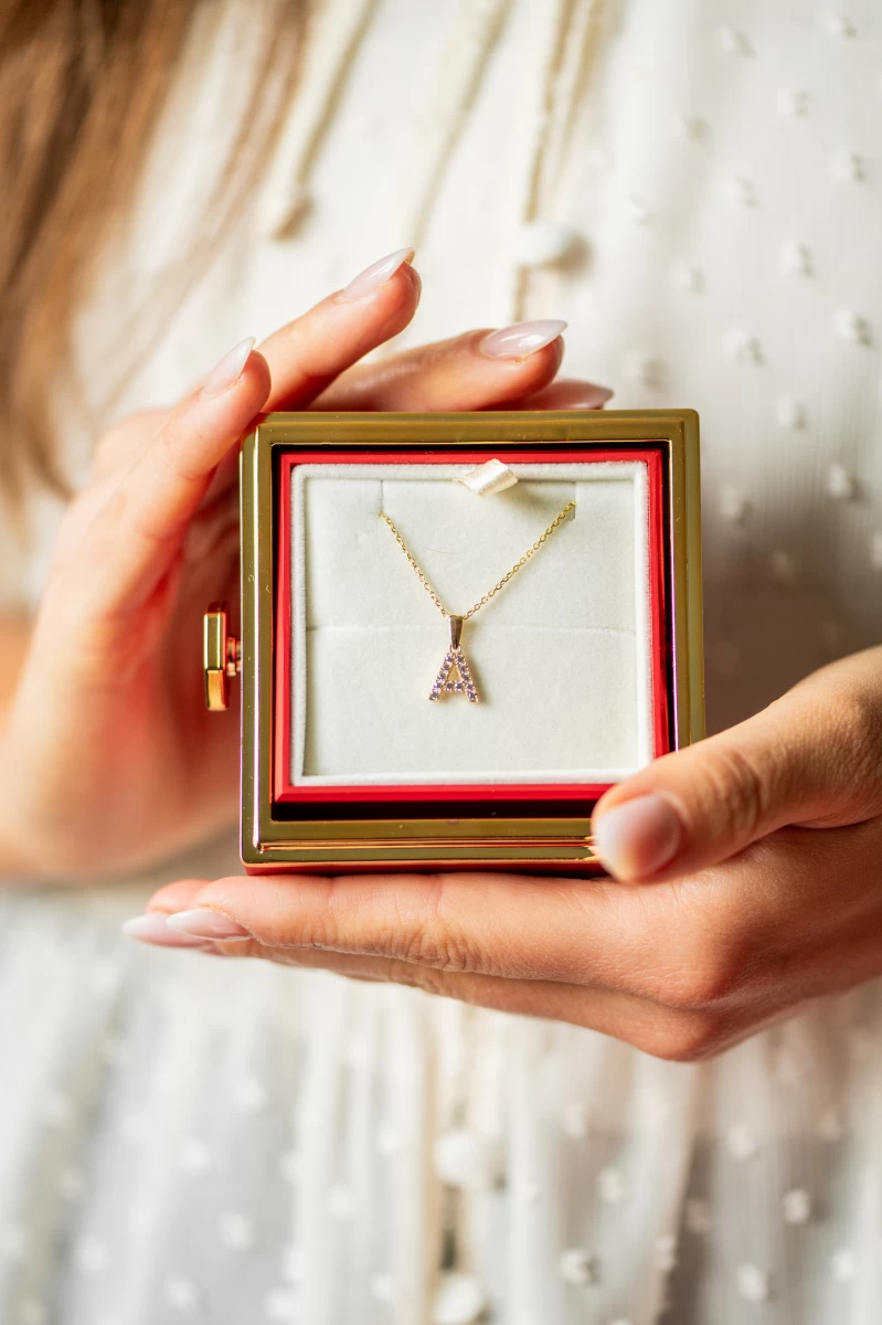 ZILIA ručne vyrobený náhrdelník zo žltého zlata 14K s písmenom so zirkónmi