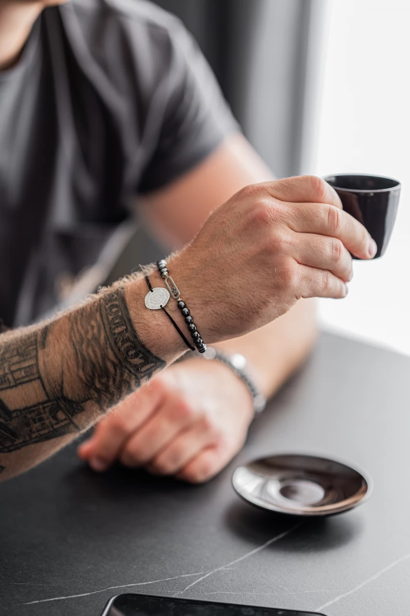 Náramok so sponkami z hematitových minerálnych korálok a striebrom 925