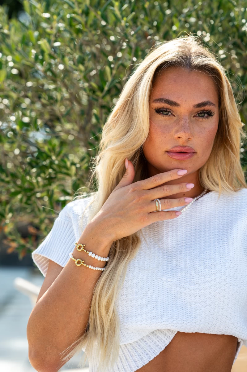 Náramok z bielych sladkovodných perál s pozlátenou sponou