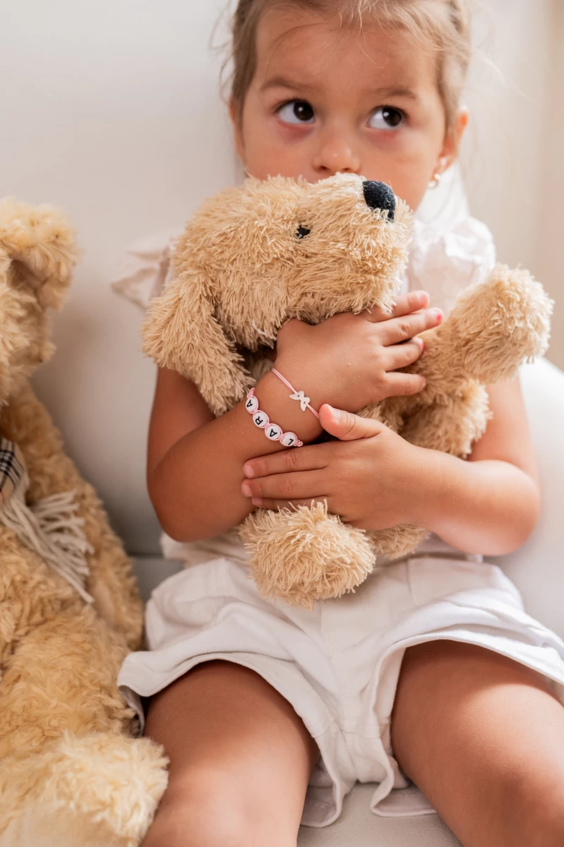 Náramok s písmenami pre dievčatko s lístočkom z 925 striebra na šnúrke