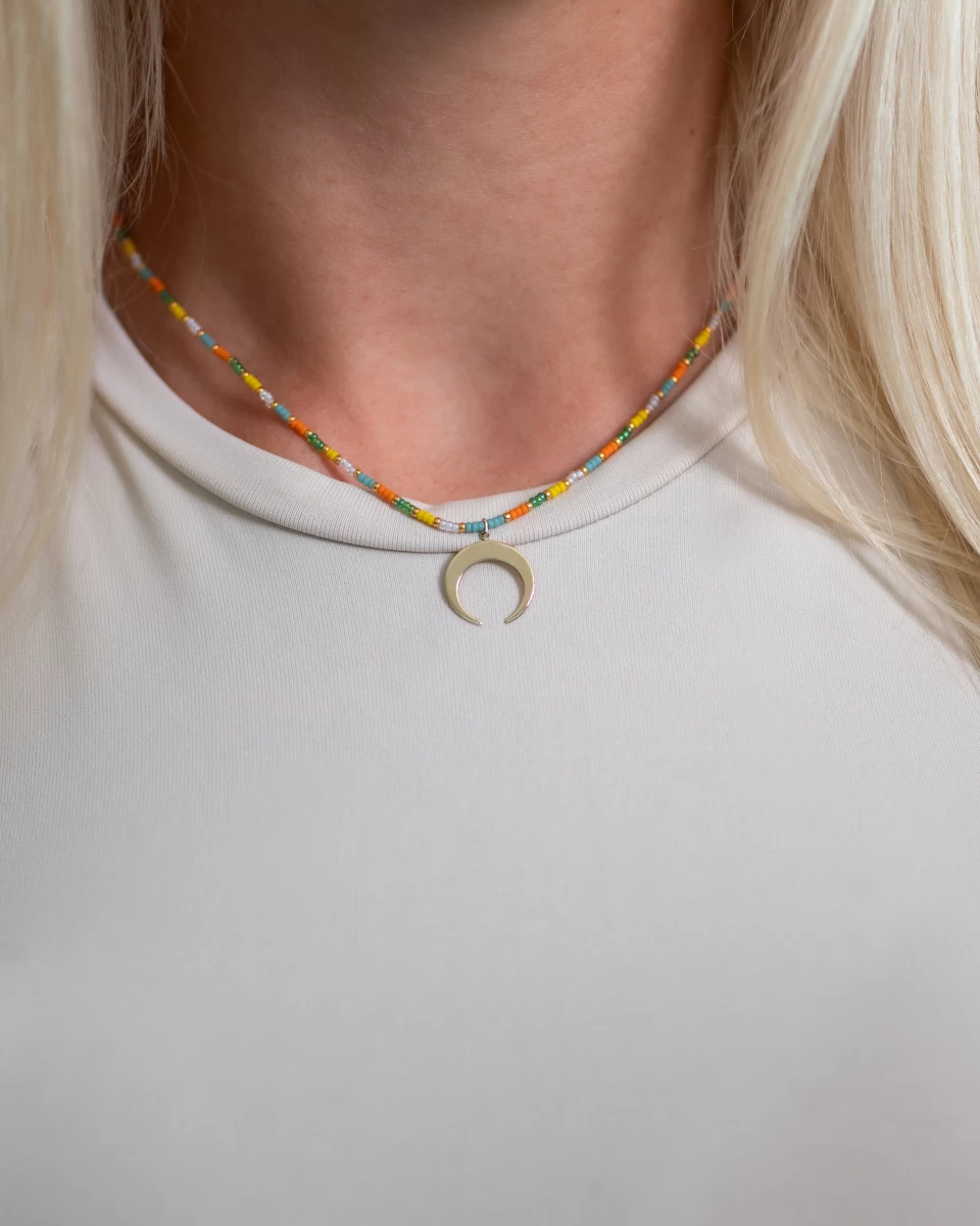 Náhrdelník farebné perly s mesiacom zo žltého 14K zlata